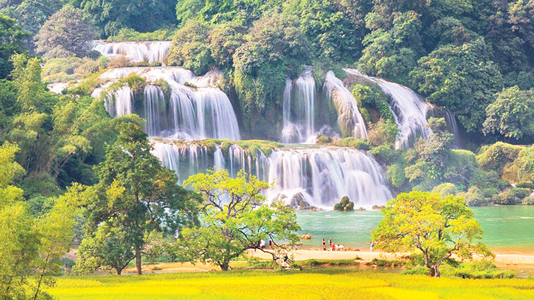 Thác Bản Giốc mộng mơ, thơ mộng. (Ảnh Hiệp Đình Yến)