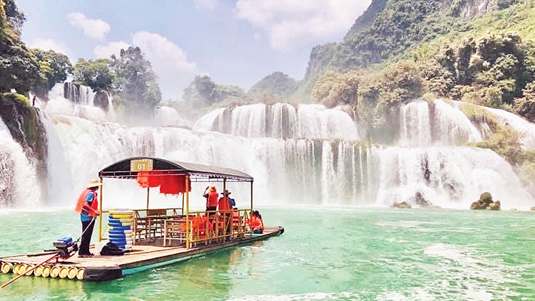 Dịch vụ du thuyền phục vụ du khách tại thác Bản Giốc.