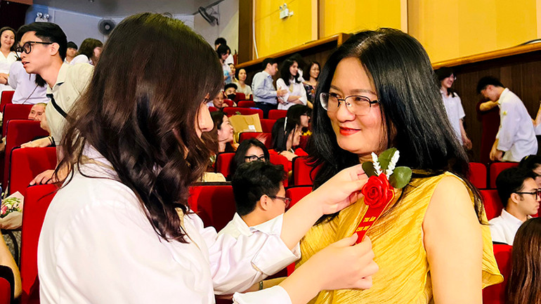 Nghi thức cài hoa thể hiện tinh thần tôn sư trọng đạo Nghi thức cài hoa thể hiện tinh thần tôn sư trọng đạo