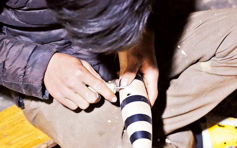 Bầu khèn thường được làm từ loại gỗ thông như thông đá, kim giao hoặc pơ mu.