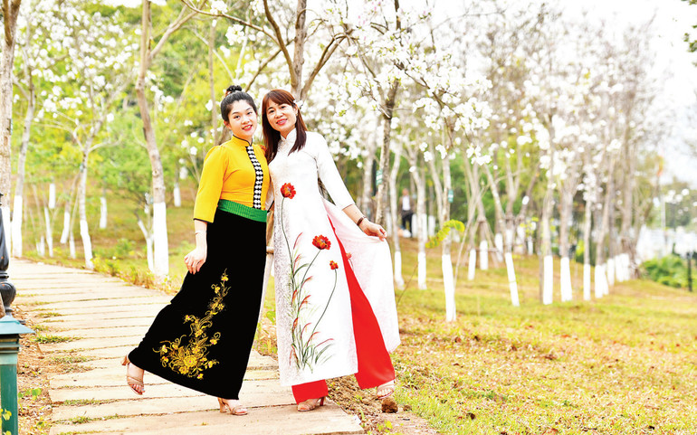 Lưu giữ những kỷ niệm cùng hoa ban.