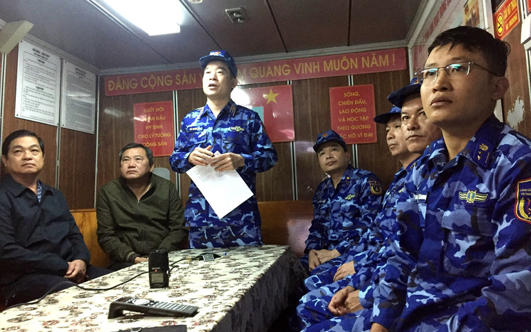 Đại diện đoàn công tác Bộ Tư lệnh Cảnh sát biển làm việc trực tuyến với biên đội tàu đang làm nhiệm vụ tại vùng biển giáp ranh Việt Nam-Thái Lan-Malaysia. Đại diện đoàn công tác Bộ Tư lệnh Cảnh sát biển làm việc trực tuyến với biên đội tàu đang làm nhiệm vụ tại vùng biển giáp ranh Việt Nam-Thái Lan-Malaysia.