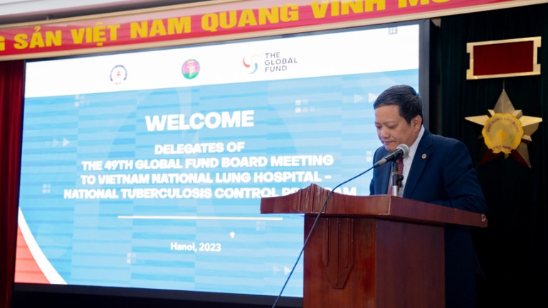 Tiến sĩ, bác sĩ Đinh Văn Lượng phát biểu tại buổi làm việc với đại biểu Quỹ Toàn cầu.