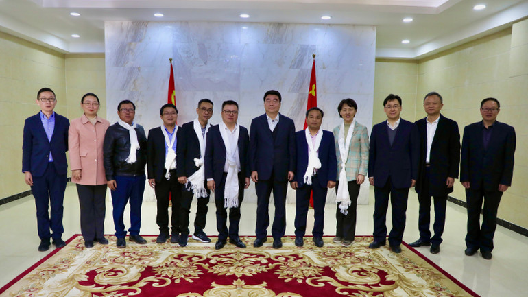 Đoàn đại biểu Báo Nhân Dân chụp ảnh lưu niệm cùng lãnh đạo khu tự trị Tây Tạng.