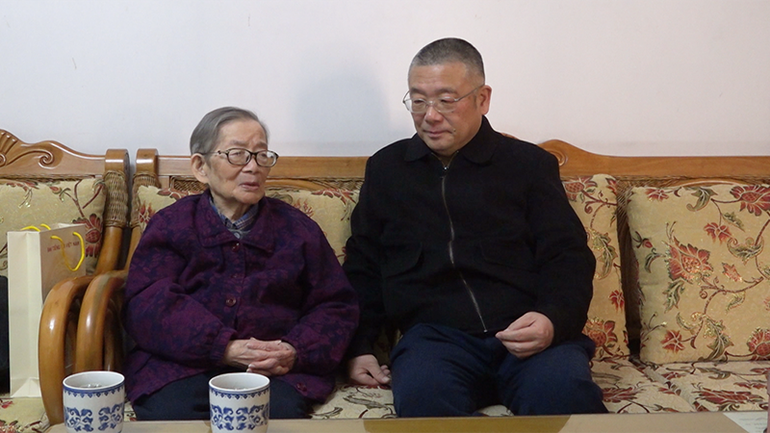 Ông Vi Tiêu Nghị và bà Hứa Kỳ Sảnh, phu nhân Thượng tướng Vi Quốc Thanh.