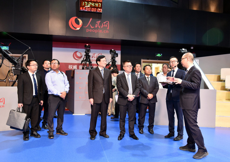 Đoàn đại biểu Báo Nhân Dân tham quan Nhân dân nhật báo điện tử.