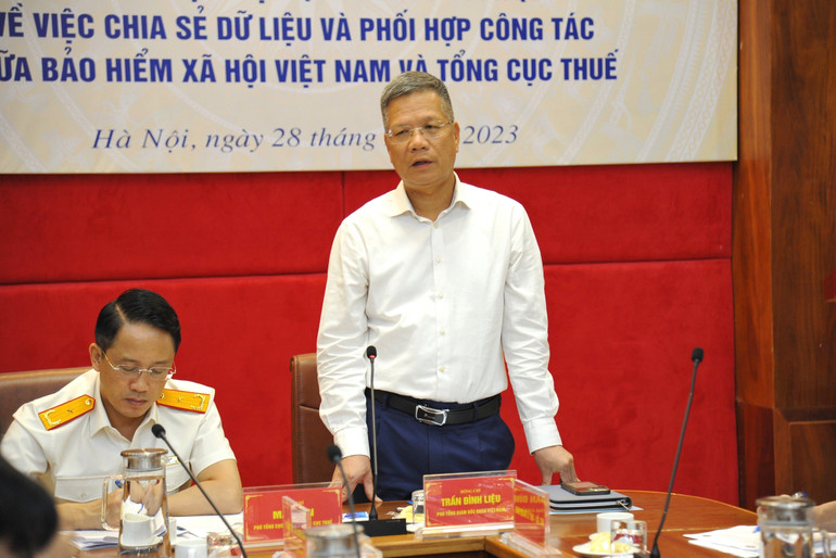 Phó Tổng giám đốc Bảo hiểm xã hội Việt Nam Trần Đình Liệu phát biểu tại hội nghị