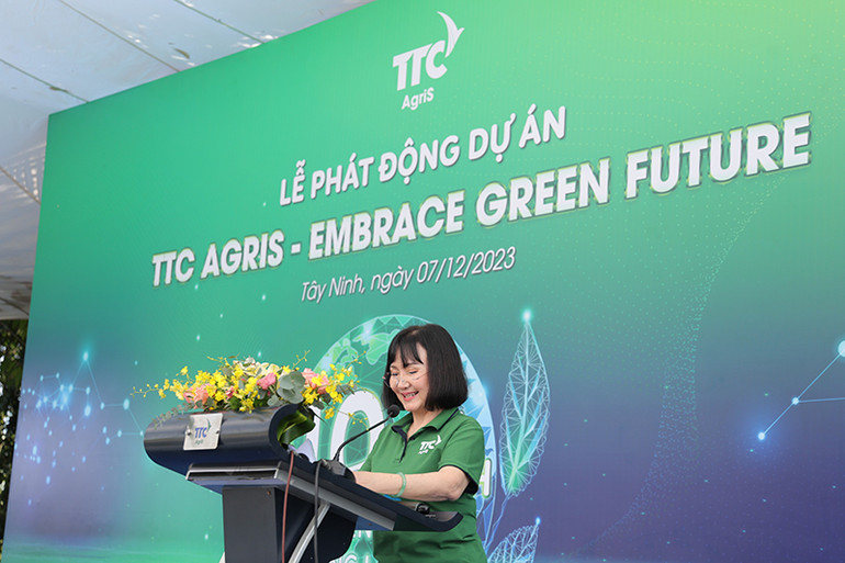 Bà Huỳnh Bích Ngọc – Chủ tịch Hội đồng quản trị TTC AgriS phát biểu khai mạc tại Lễ phát động Dự án, kêu gọi sự đồng hành tích cực của cộng đồng và các bên liên quan