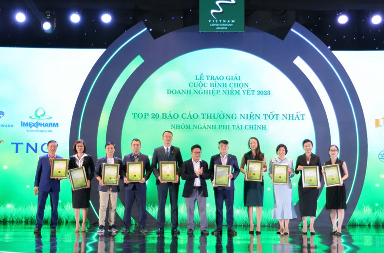 Chủ tịch HĐTV Sở GDCK Việt Nam Nguyễn Thành Long trao giải cho Top 20 doanh nghiệp có báo cáo thường niên tốt nhất nhóm ngành phi tài chính.