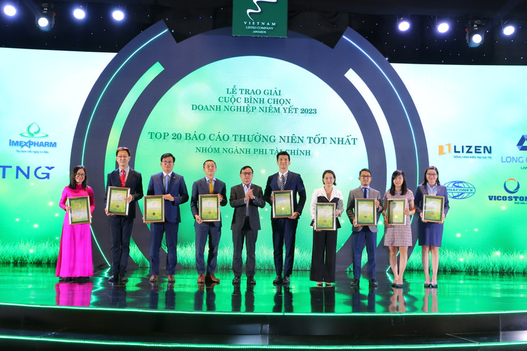 Ông Nguyễn Sơn - Phụ trách Hội đồng Thành viên Tổng công ty Lưu ký và Bù trừ chứng khoán Việt Nam trao giải báo cáo thường niên tốt nhất nhóm ngành phi tài chính.