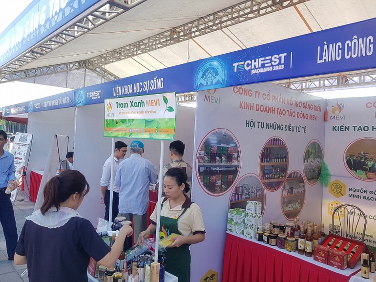 Giới thiệu sản phẩm đổi mới sáng tạo tại ngày hội.