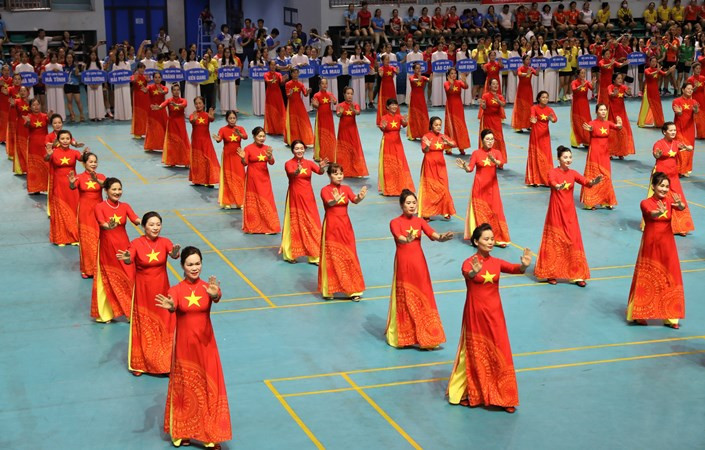 Biểu diễn dân vũ tại lễ khai mạc hội thi.