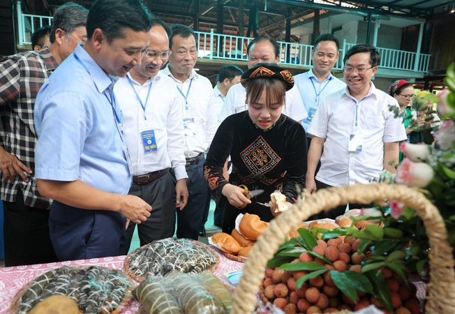 Ẩm thực tại vườn vải.