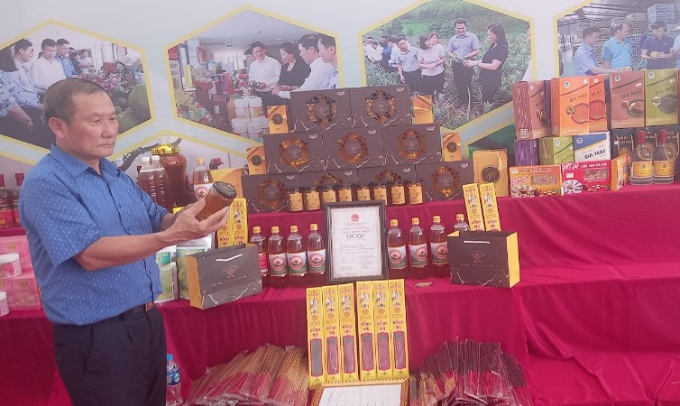 Ông Nguyễn Đức Minh bên gian trưng bày sản phẩm của Hợp tác xã.