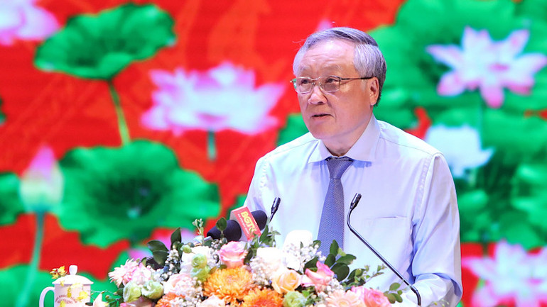 Đồng chí Nguyễn Hoà Bình phát biểu tại Hội nghị.