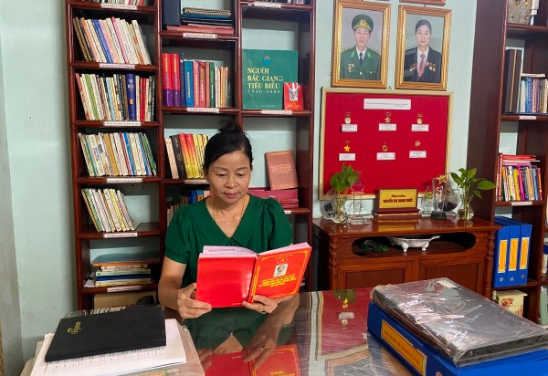 Cô giáo Thiết nghiên cứu tài liệu nâng cao khả năng đổi mới, sáng tạo cho các chương trình giáo dục cộng đồng. Cô giáo Thiết nghiên cứu tài liệu nâng cao khả năng đổi mới, sáng tạo cho các chương trình giáo dục cộng đồng.