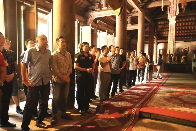 Các đại biểu tham quan công trình kiến trúc chùa Vĩnh Nghiêm tại Yên Dũng, Bắc Giang.