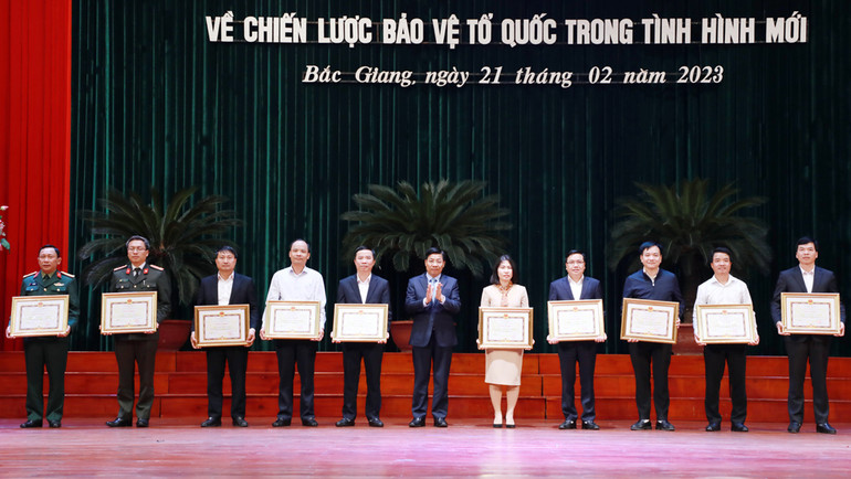 Đồng chí Dương Văn Thái trao Bằng khen cho đại diện các tập thể tại Hội nghị.