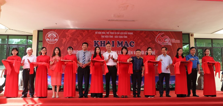 Các đại biểu cắt băng khai mạc Trưng bày “Bác Hồ với Bắc Giang - Bắc Giang với Bác Hồ”.