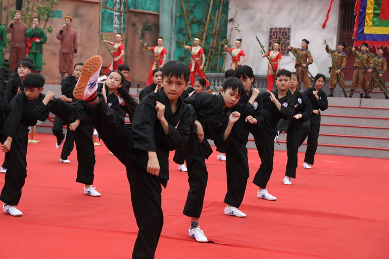 Các em học sinh biểu diễn võ thuật tại khai mạc Lễ hội Yên Thế.