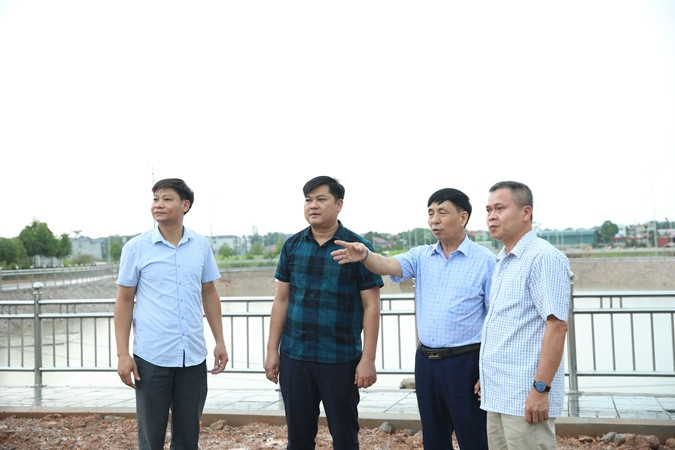 Cán bộ huyện Lạng Giang và xã Quang Thịnh kiểm tra tiến độ xây dựng khu dân cư trên địa bàn.