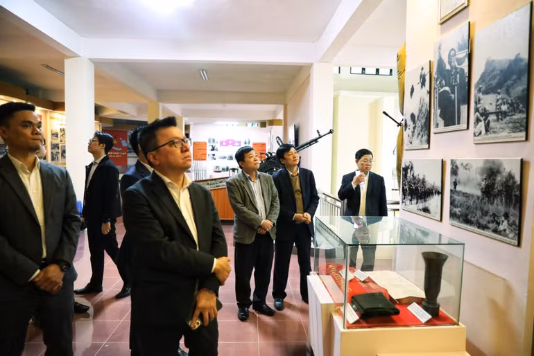 Đồng chí Lê Quốc Minh thăm Nhà truyền thống Sư đoàn 325.