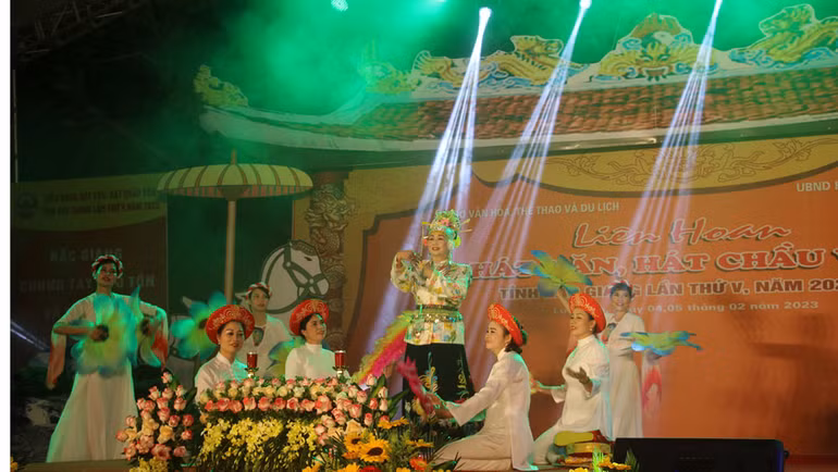 Một tiết mục trong Liên hoan hát Văn năm 2023 diễn ra tại đền Suối Mỡ, huyện Lục Nam. Một tiết mục trong Liên hoan hát Văn năm 2023 diễn ra tại đền Suối Mỡ, huyện Lục Nam.