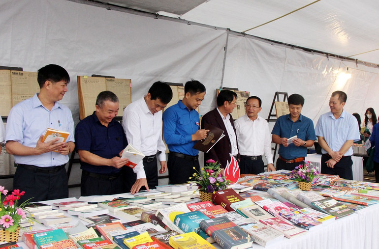 Các đại biểu tham quan gian trưng bày sách tại Lễ khai mạc Ngày Sách và Văn hóa đọc Việt Nam.