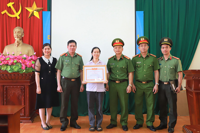 Đại diện công an tỉnh Bắc Giang khen thưởng học sinh Đinh Thị Thanh Thảo.