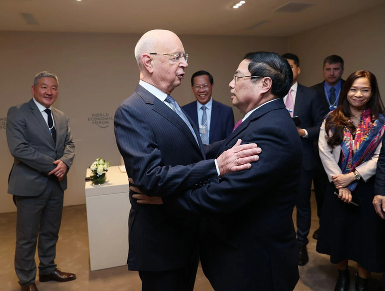 Thủ tướng Phạm Minh Chính gặp Giáo sư Klaus Schwab, Người sáng lập kiêm Chủ tịch Điều hành Diễn đàn Kinh tế Thế giới.