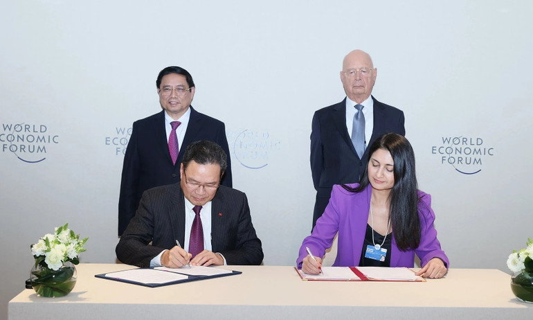 Thủ tướng Phạm Minh Chính và Giáo sư Klaus Schwab chứng kiến ký kết biên bản ghi nhớ hợp tác giữa Bộ Lao động - Thương binh và Xã hội với WEF.