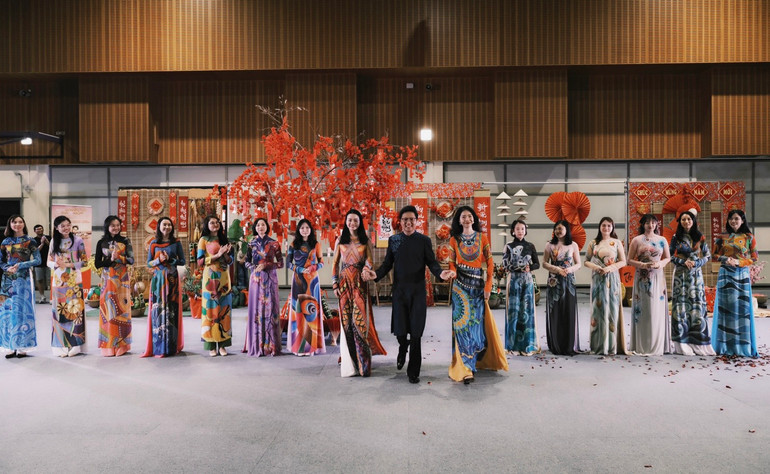 Nhà thiết kế Sỹ Hoàng cùng các người mẫu là người Việt đang sinh sống tại Bắc Australia trình diễn bồ sưu tập áo dài