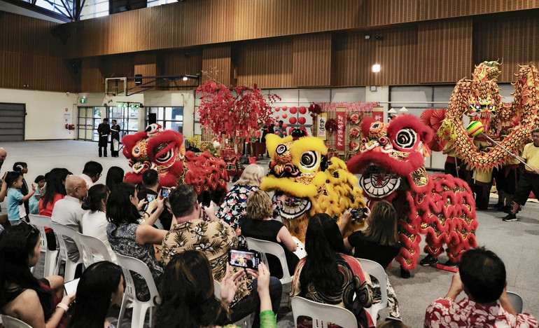 Sự kiện là dịp để thế hệ trẻ người Việt và bạn bè quốc tế tại Vùng lãnh thổ Bắc Australia hiểu sâu sắc thêm về văn hóa Việt Nam. Trong ảnh: Tiết mục múa lân trong chương trình.