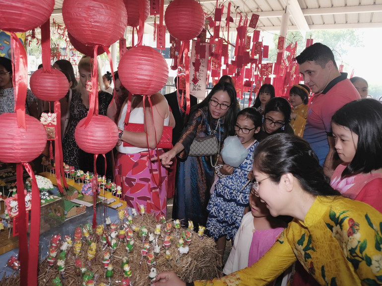 Tổng Lãnh sự Việt Nam tại Tây Australia và Bắc Australia Nguyễn Thanh Hà (ngoài cùng bên trái) giới thiệu các món hàng đặc trưng ngày Tết.