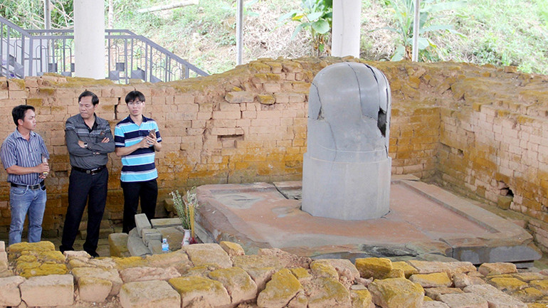 Du khách tham quan khu Di tích quốc gia đặc biệt Cát Tiên.