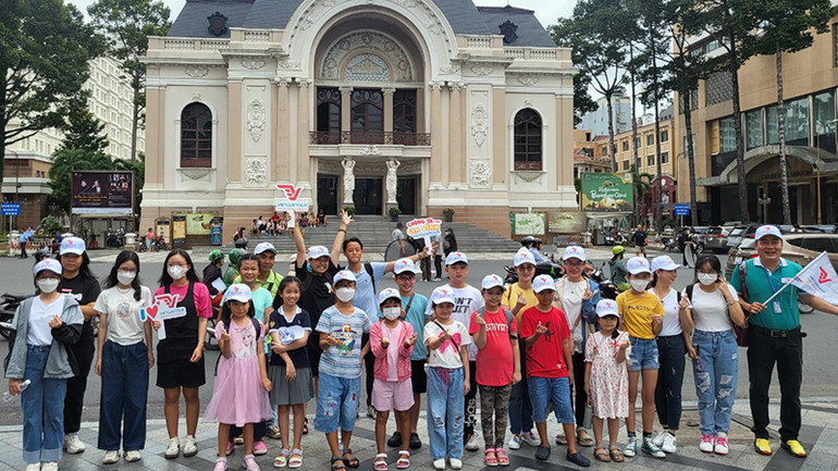 Các em thiếu nhi tham gia tour du lịch thăm Nhà hát Thành phố Hồ Chí Minh trong dịp lễ 2/9.