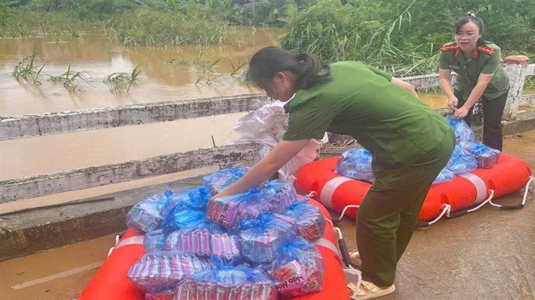 Công an huyện Hòa An tiếp tế nước, mì tôm cho người dân xóm Mã Quan, thị trấn Nước Hai, huyện Hòa An bị cô lập do lũ lớn. (Ảnh: Công an Cao Bằng)