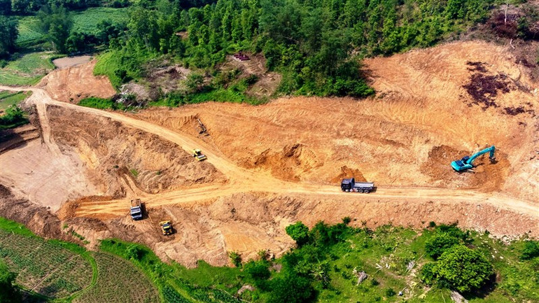 Những km đầu tiên trên tuyến cao tốc Đồng Đăng-Trà Lĩnh đang được thi công.