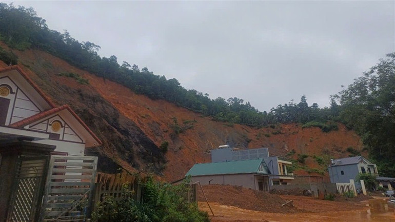 Các chủ đất nhà ở trước đây ở trên đỉnh đồi, sau khi hoàn thành thỏa thuận san gạt đã xây nhà ở vị trí hiện tại.