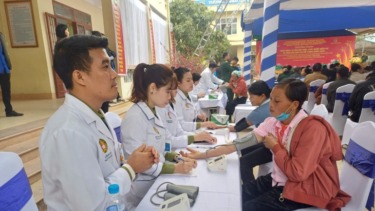 Trong chương trình có hoạt động khám bệnh, phát thuốc miễn phí cho người dân huyện Nguyên Bình.