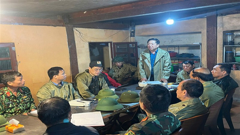 Bí thư Tỉnh ủy Cao Bằng Trần Hồng Minh làm việc với các lực lượng tìm kiếm, cứu nạn.