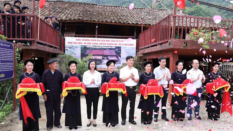 Các đại biểu cắt băng khai trương Điểm tham quan, du lịch nhà sàn cổ.