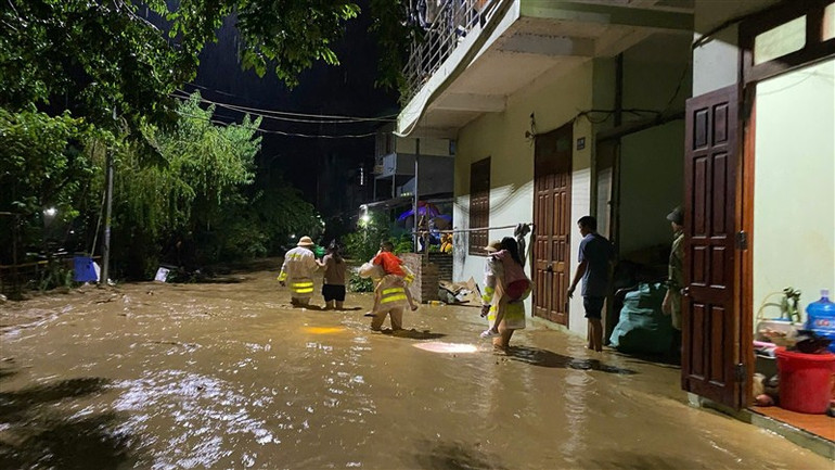 Trong đêm, công an di chuyển người dân đến nơi an toàn.