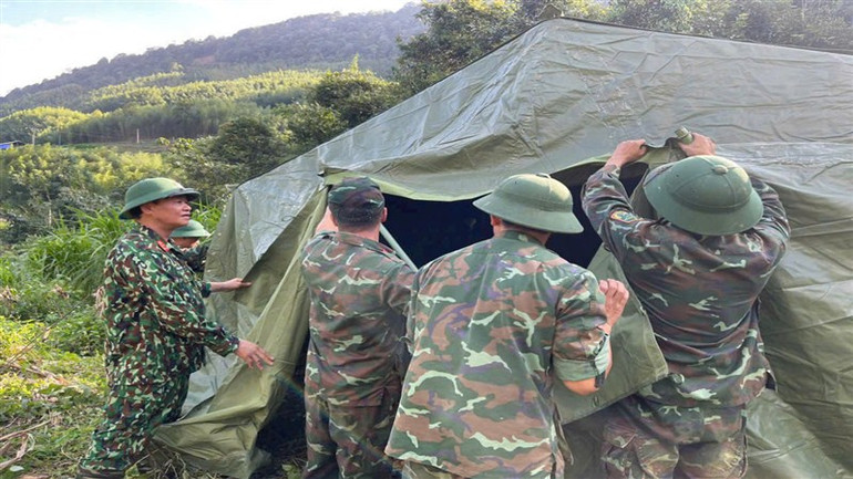 Dựng nhà bạt cho người dân bị mất nhà ở do sạt lở đất.