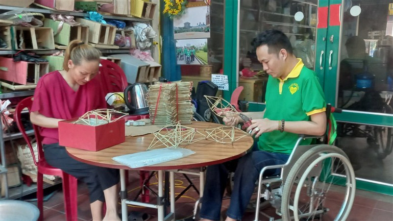 Anh Phạm Văn Thái và tình nguyện viên Hà Thị Lan làm đèn trung thu tạo thu nhập cho bản thân và đóng góp Quỹ của Câu lạc bộ. Anh Phạm Văn Thái và tình nguyện viên Hà Thị Lan làm đèn trung thu tạo thu nhập cho bản thân và đóng góp Quỹ của Câu lạc bộ.