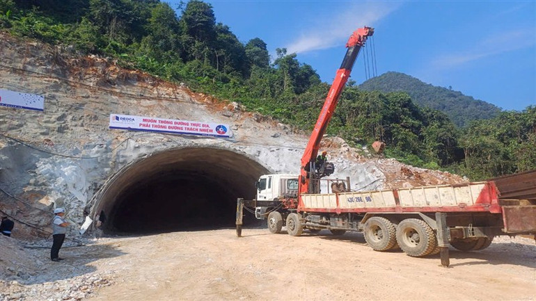 Hầm đường bộ số 2 trên tuyến cao tốc đang được thi công cả ngày lẫn đêm.