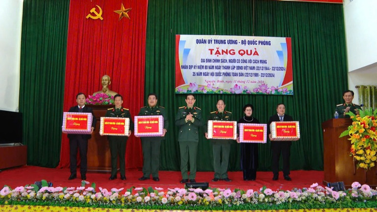 Đại tướng Phan Văn Giang tặng quà các cơ quan, đơn vị trong tỉnh Cao Bằng và huyện Nguyên Bình. Đại tướng Phan Văn Giang tặng quà các cơ quan, đơn vị trong tỉnh Cao Bằng và huyện Nguyên Bình.