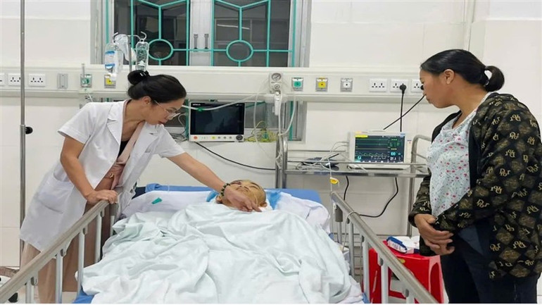 Nạn nhân vụ sạt lở đang điều trị tại Bệnh viện Đa khoa tỉnh Cao Bằng. (Ảnh: Bệnh viện Đa khoa tỉnh Cao Bằng)