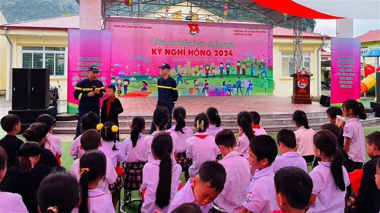 Đoàn viên tuyên truyền kỹ năng phòng chống đuối nước, tai nạn thương tích, phòng chống xâm hại trẻ em cho học sinh.