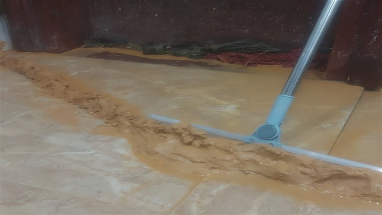 Sau cơn mưa, bùn đất, nước bẩn tràn vào nhà khiến cuộc sống, sinh hoạt của người dân bị đảo lộn.